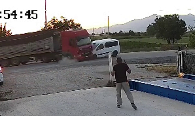 Hafif ticari aracın tır ile çarpışma anı kamerada: 1 yaralı