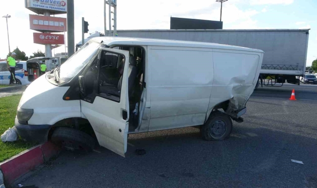 Hafif ticari araçla çarpışan minibüs refüje çıktı: 2 yaralı