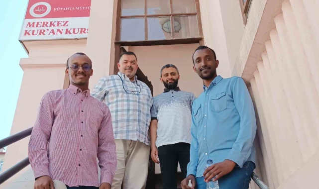 Hafızlık eğitimini Kütahya'da tamamlayan Somalili iki gencin duygulandıran vefası