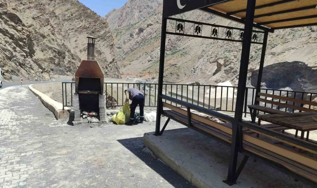 Hakkari-Van karayolu çöplerden temizlendi