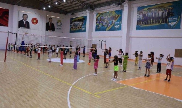 Haliliye'de çocuklar yaz tatilinde basketbol öğreniyor