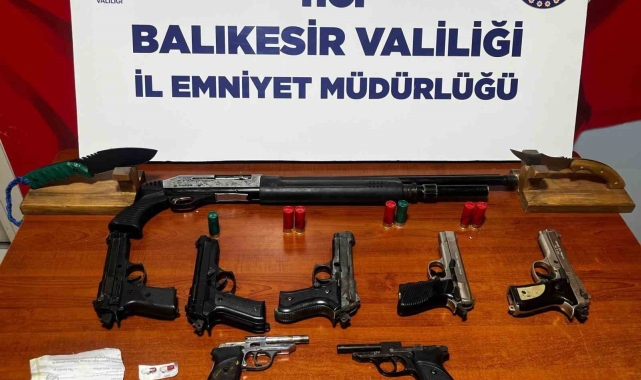 Halının içine saklanan uyuşturucu taciri yakayı ele verdi