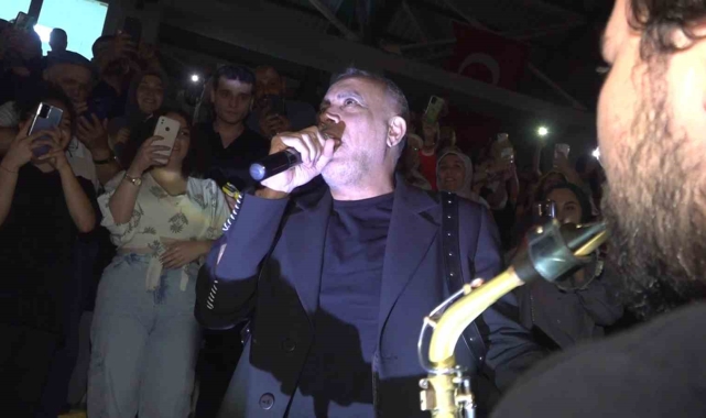 Haluk Levent'ten Amasya'da tribünde konser