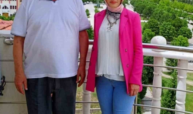 Hamza Üstünkaya'nın öğrencisi Özlem Camköz üniversiteyi birincilikle bitirdi