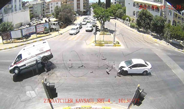 Hasta taşıyan ambulansın devrildiği kazanın kamera görüntüleri ortaya çıktı