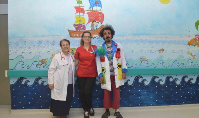 Hastaede tedavi gören çocuklara palyaço gösterisi