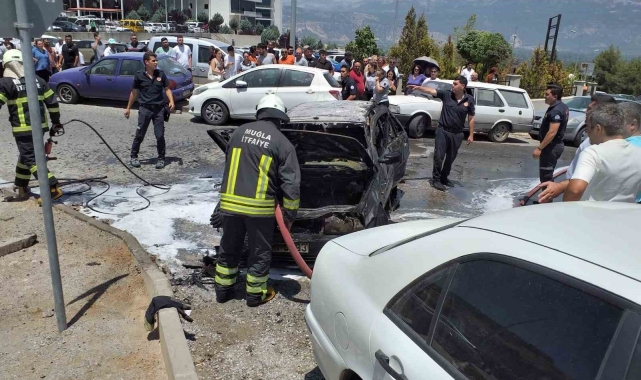 Hastane bahçesindeki araç yangını faciaya yol açmadan söndürüldü