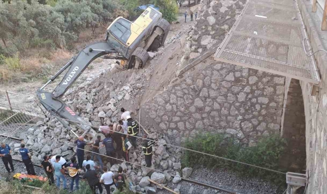 Hatay'da toprak altında kalan iş makinası operatörü kurtarıldı