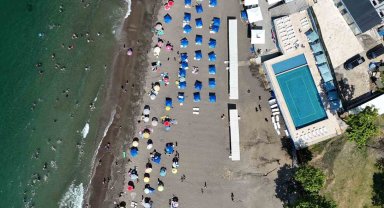 Havuzu ve plajı tatilcileri ağırlıyor