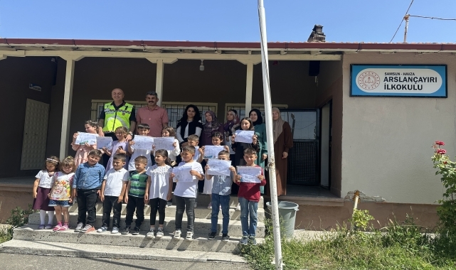 Havza'da jandarmadan çocuklara karne sürprizi