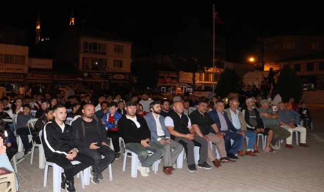 Havza'da vatandaşlar, Çekya-Türkiye maçını meydana kurulan dev ekrandan izledi