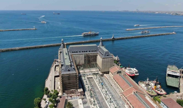 Haydarpaşa Garı'nı saran örtü kaldırıldı