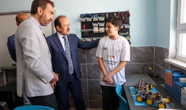 Hayırsever vatandaşın bağışlarıyla yaptırılan yapay zeka atölyesi açıldı