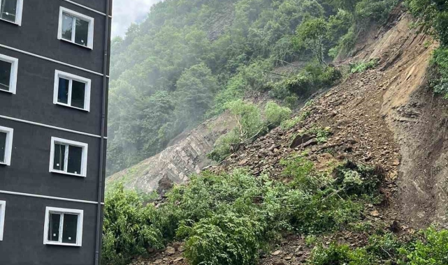 Hopa'da heyelan anı kamerada