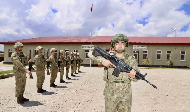 'Hudut Kartalları' bayramda da elleri tetikte sınır nöbetinde