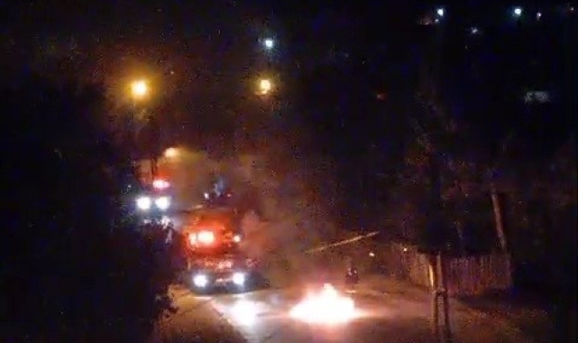 Husumetlisinin motosikletini yaktı