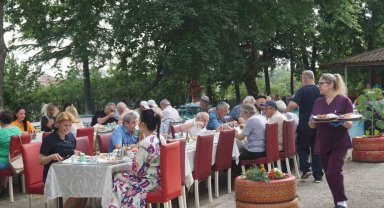 Huzurevi sakinlerine çifte kutlama