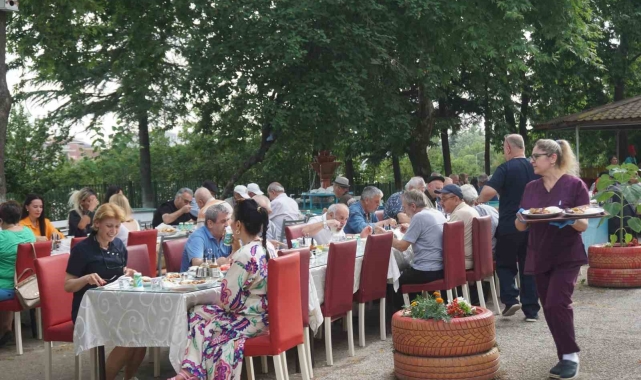 Huzurevi sakinlerine çifte kutlama