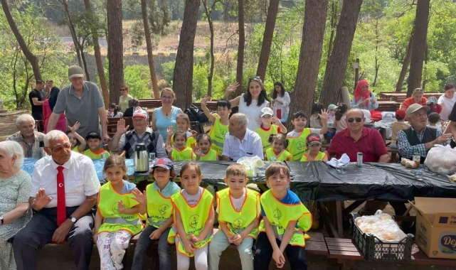 Huzurevinde kalan yaşlılar, piknikte miniklerle kaynaştı