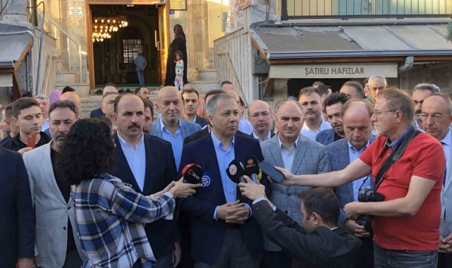 İçişleri Bakanı Yerlikaya bayram namazını Konya'da kıldı