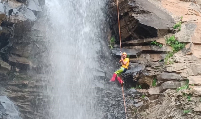 Iğdır'da bir ilke imza atan dağcılar şelaleden iniş yaptılar