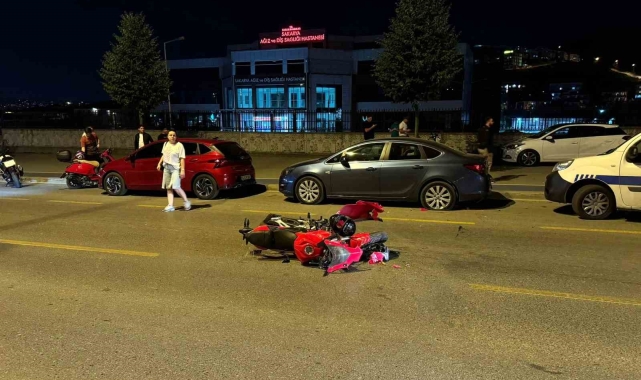 İki motosiklet çarpıştı: Metrelerce sürüklenen kadın sürücü otomobilin altına girdi