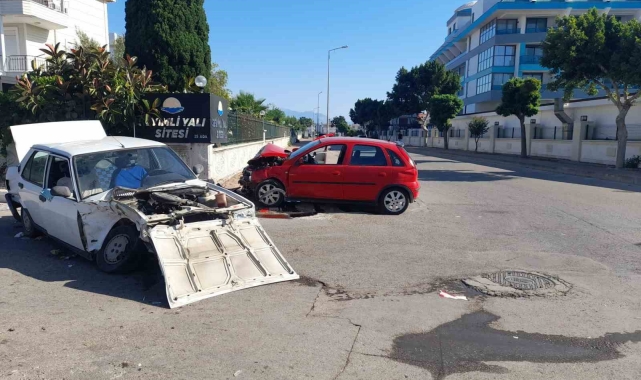 İki otomobil kafa kafaya çarpıştı: 2 yaralı