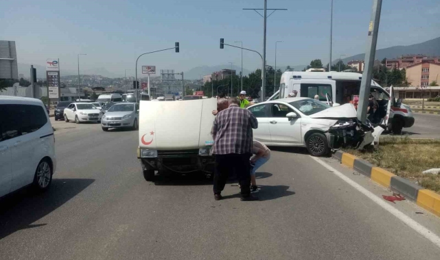 İki otomobilin çarpıştığı kazada 4 kişi yaralandı