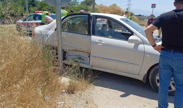 İki otomobilin karıştığı kazada 4 kişi yaralandı
