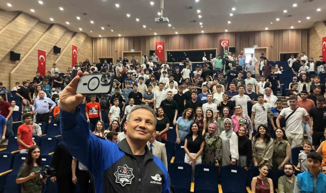 İlk Türk astronotu Alper Gezeravcı Eskişehir'de öğrencilerle buluştu