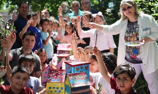 İlkokul öğrencileri sokak hayvanlarının yuvalarını onardı