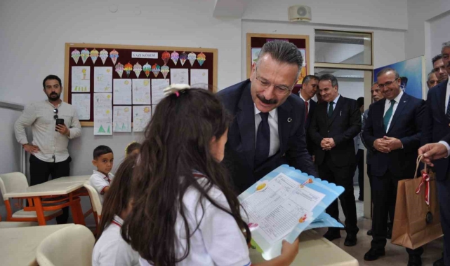 İlkokulu öğrencileri karnelerini Vali Aksoy'un elinden aldı