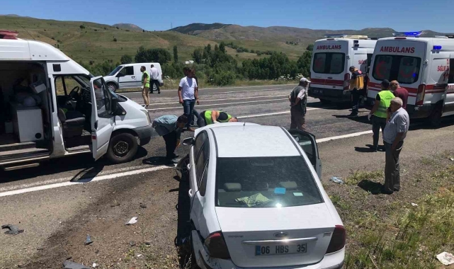 İmranlı'da otomobil yoldan çıktı: 3 yaralı