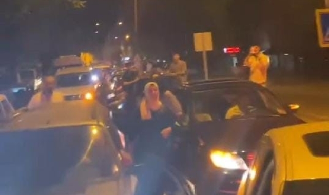 İnegöl'de yolu kapatıp çiftetelli oynadılar