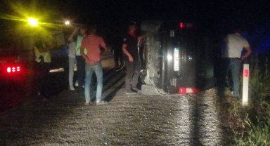 Isparta'da hafif ticari araç ile minibüs çarpıştı: 2'si çocuk 4 yaralı