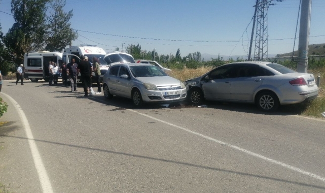 Isparta'da otomobiller kafa kafaya çarpıştı: 3 yaralı