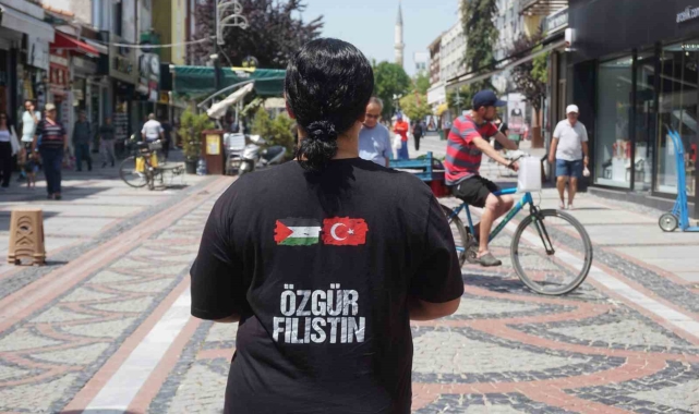 İsrail'in Filistin'e yönelik saldırılarını giydiği tişört ile protesto etti