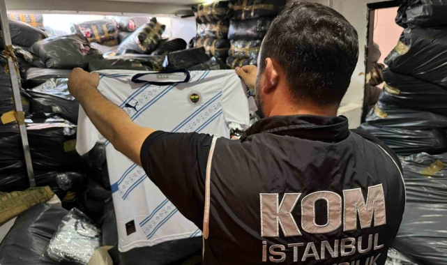 İstanbul'da 4 büyük kulübe ait 180 bin kaçak forma ele geçirildi