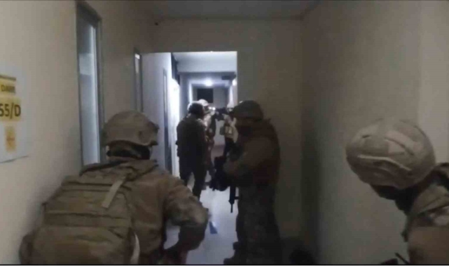 İstanbul'da "Anucur" çetesine "Şehit Hakan Telli" operasyonu kamerada: Uzi, balistik yelek, kar maskeleri bulundu