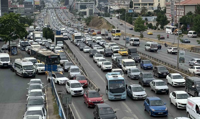 İstanbul'da bayram tatili başlamasıyla trafikte yoğunluk yaşanıyor