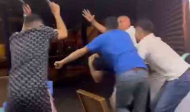 İstanbul'da dondurmacıda tekme, yumruk ve tabureli kavga kamerada: 1 kişiye 5 kişi saldırdı