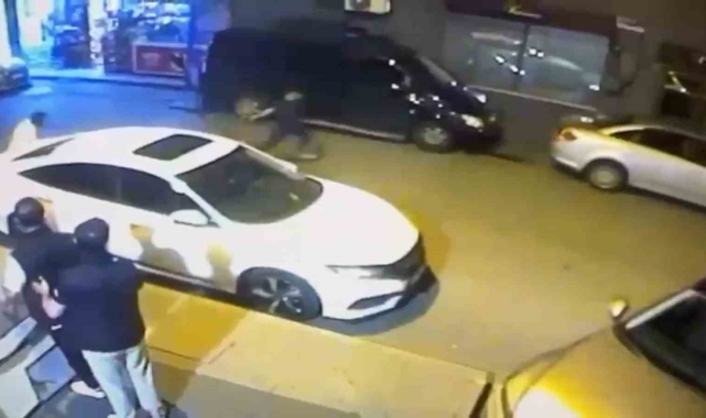 İstanbul'da sokak ortasındaki silahlı kavga kamerada: Evinde kendisini vurunca yakalandı