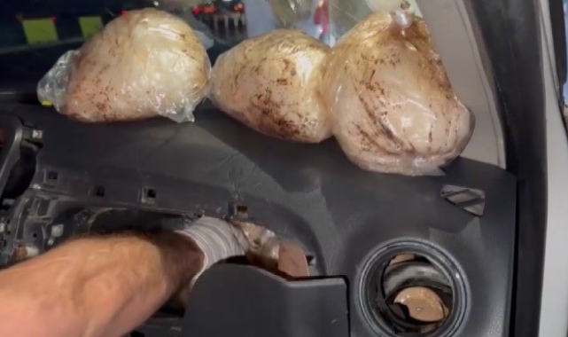İzmir'de bir araçtan 8 kilogram metamfetamin ele geçirildi