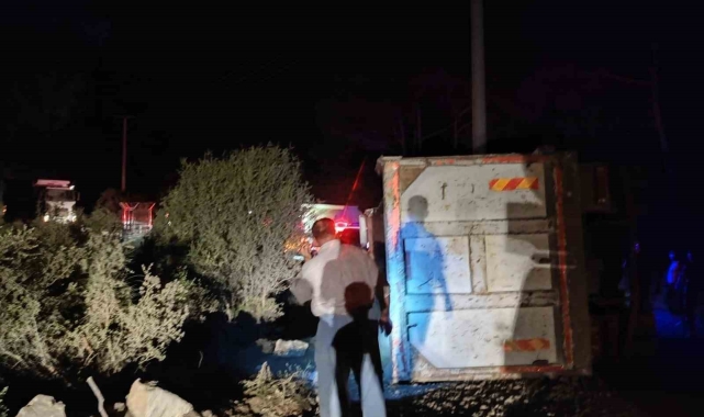 İzmir'de devrilen kamyonun sürücüsü hayatını kaybetti