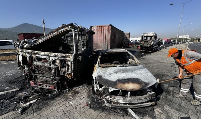 İzmir'de kaza yapan 3 araç yanarak küle döndü: 6 yaralı