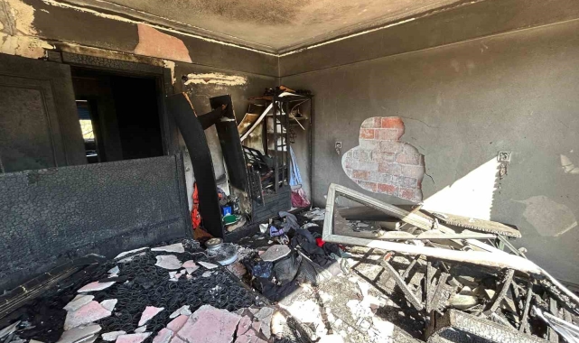 İzmir'deki orman yangınında alevlerin evlere yaklaştığı anlar kamerada