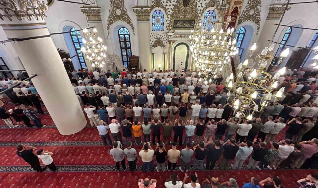 İzmirliler bayram namazı için camilere akın etti
