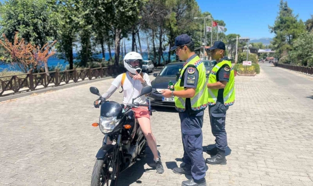 Jandarma sürücüleri hem denetledi hem bilgilendirdi