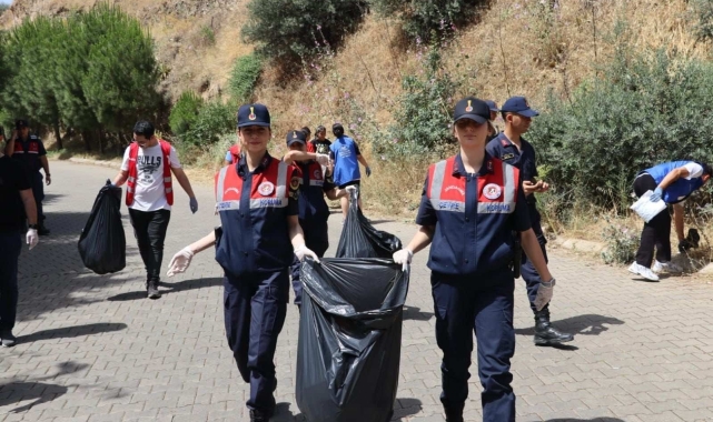 Jandarma ve öğrenciler çevre temizliğine dikkat çekti