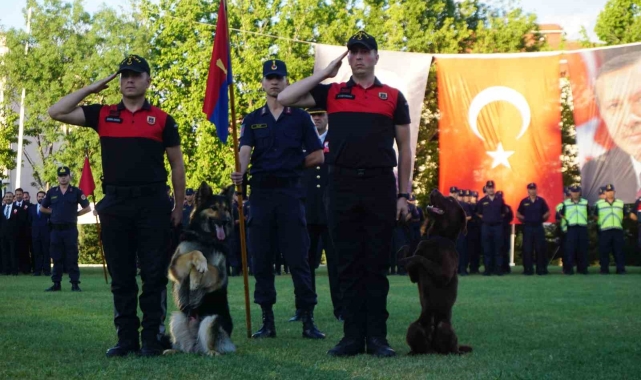 Jandarmanın Taka ve Yama isimli köpekleri gösteri yaptı